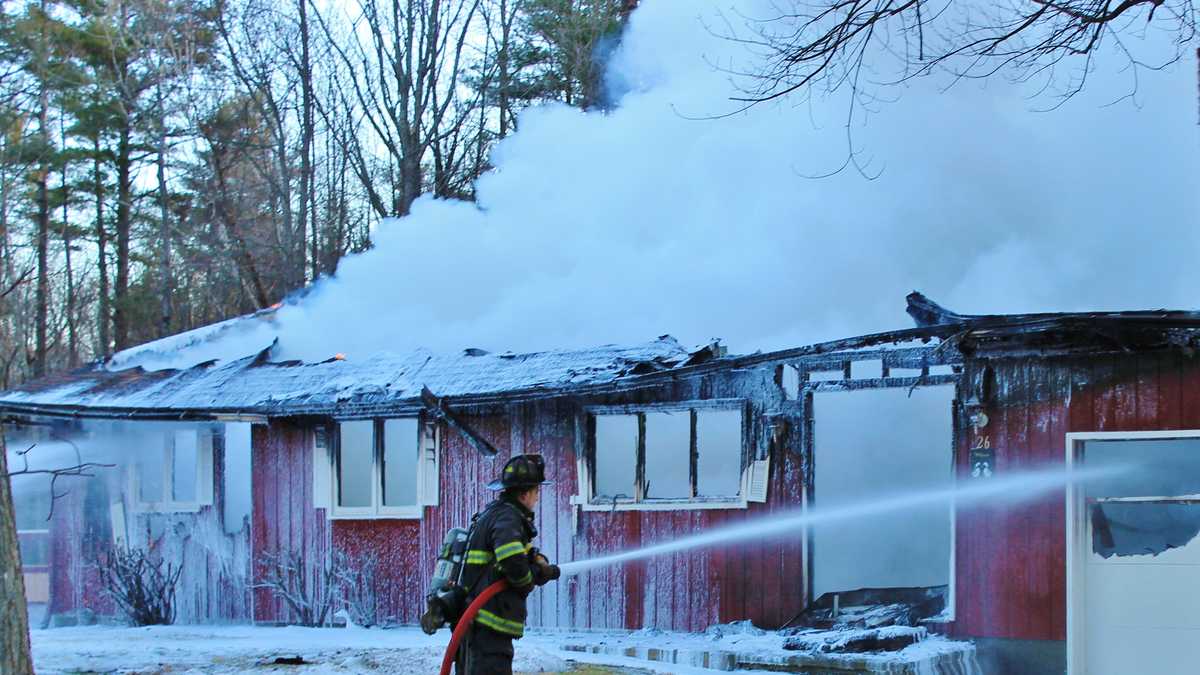 Photos: 1 hurt in Salem house fire