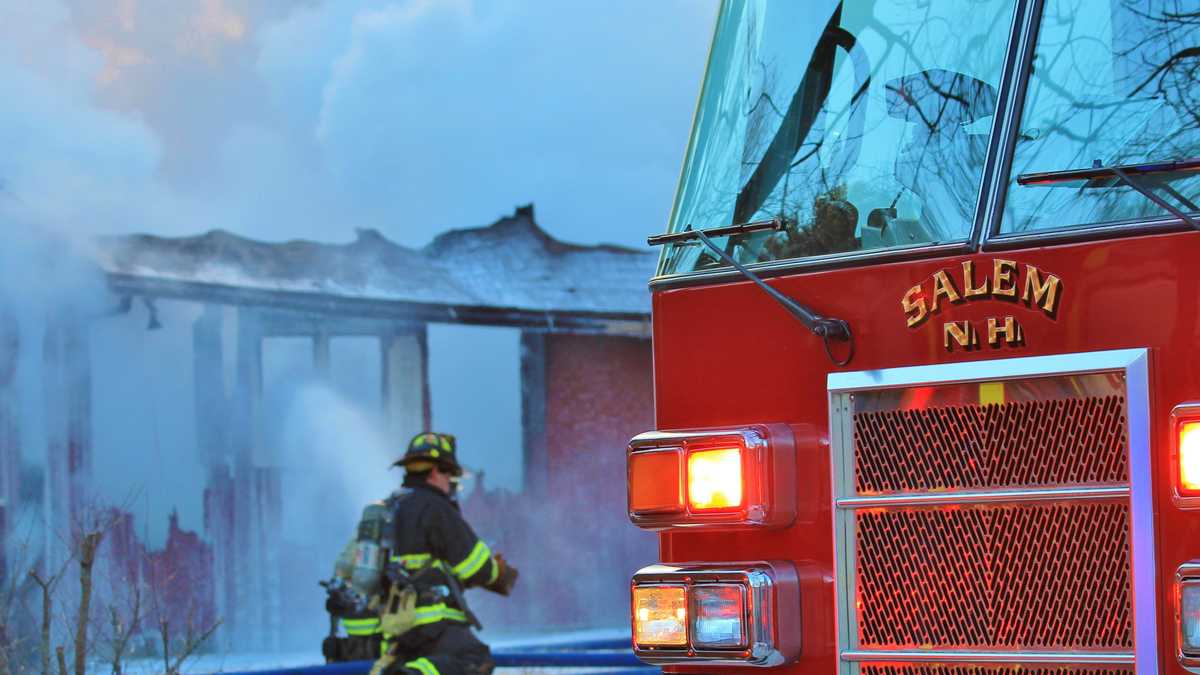 Photos: 1 hurt in Salem house fire