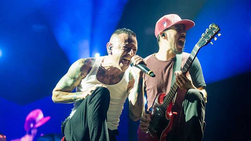 Chester Bennington (left) and Mike Shinoda (right) performing in Canada in 2014.