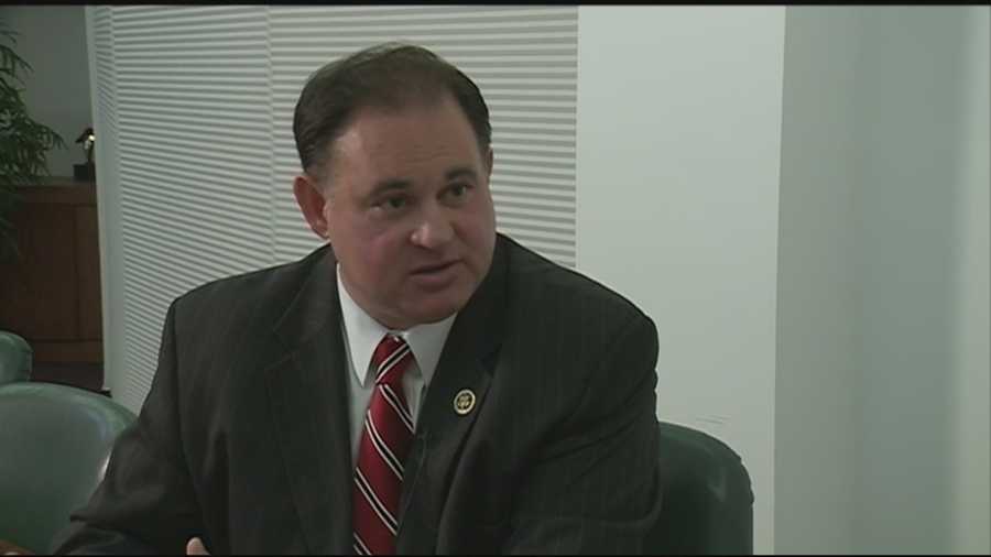 U.S. Sen. Kelly Ayotte and other Republicans are calling on U.S. Rep. Frank Guinta to resign in the wake of his deal with the Federal Election Commission that concluded he broke campaign finance laws.