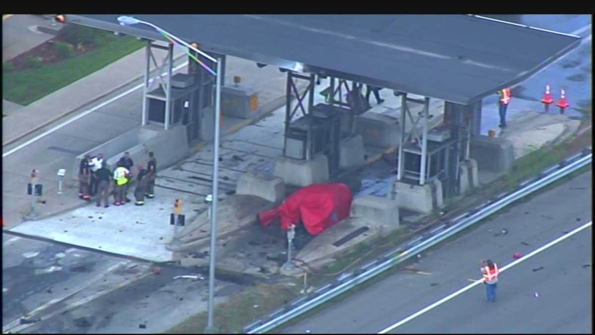 Images Car crashes into toll booth in Merrimack