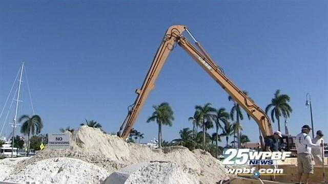 Florida sculptors are building a 35-foot Christmas tree out of sand in West Palm Beach.