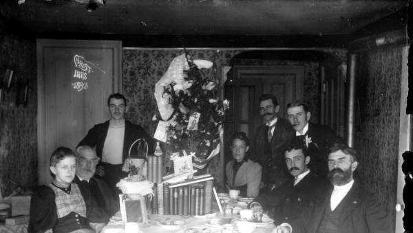 1893: Members of the Pearsall family gather for Christmas dinner in Melrose, Florida.