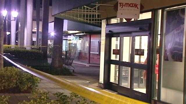 Gunman robs TJ Maxx in Boca Raton
