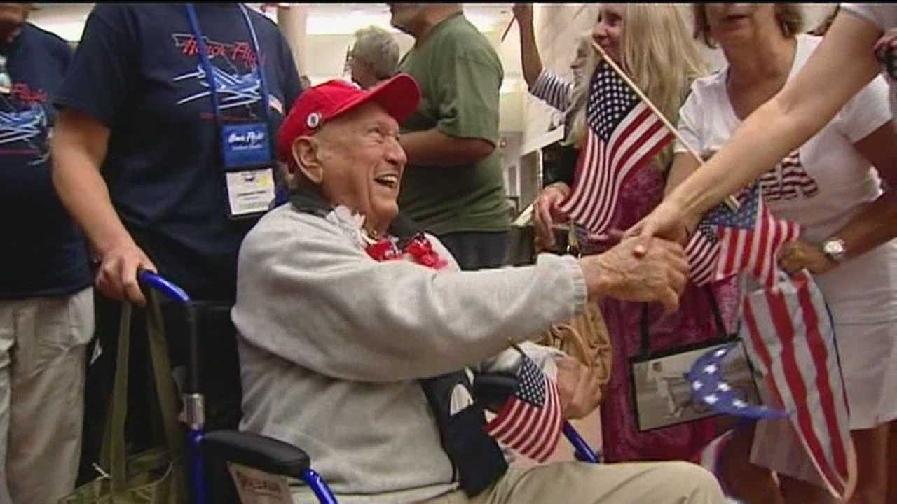 Hundreds Gather To Greet WWII Veterans On Honor Flight