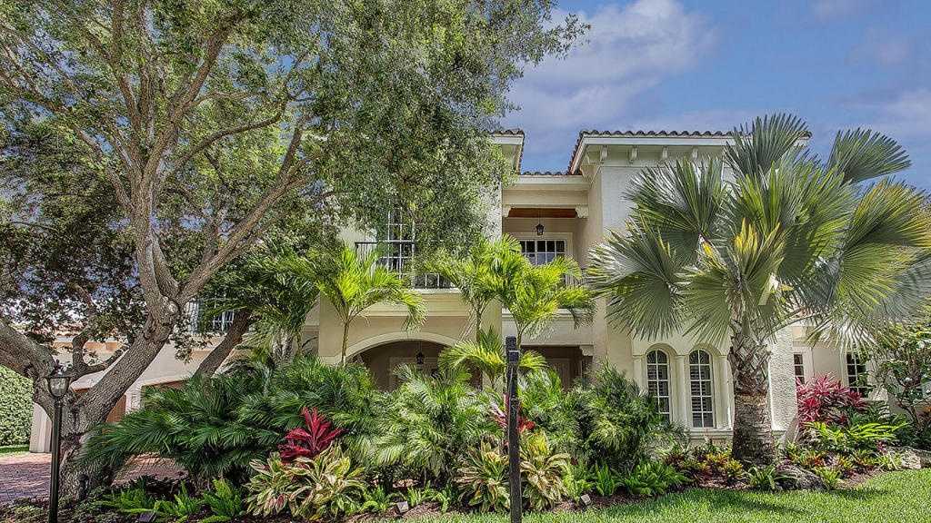 Refurbished Custom Estate in West Palm Beach for 1.2M