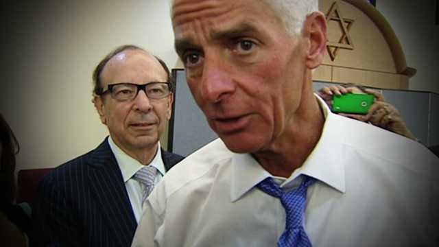 Thursday was Charlie Crist's turn to connect with voters in Palm Beach County, as the Democratic challenger visited a temple in Boynton Beach.