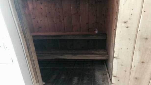 A photo of the sauna where the body of Dennis Antiporek was found. (Screen grab courtesy of WPLG video.) 