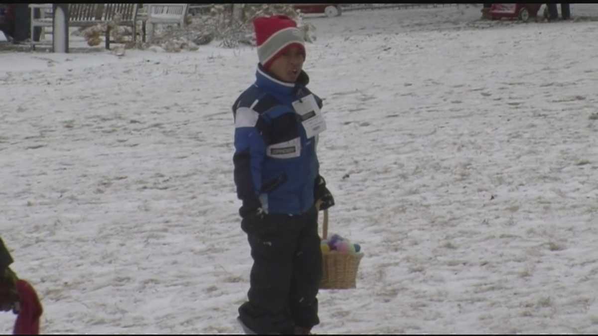 Hundreds hunt for Easter eggs covered in snow