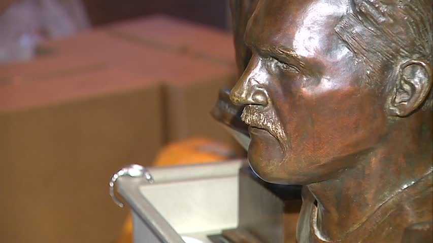 Steelers Hall of Famer Jack Lambert auctioning off teeth holder