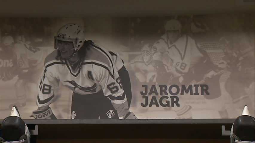 Lot Detail - SIDNEY CROSBY SIGNED JERSEY AND JAROMIR JAGR SIGNED JERSEY AND  PICTURE