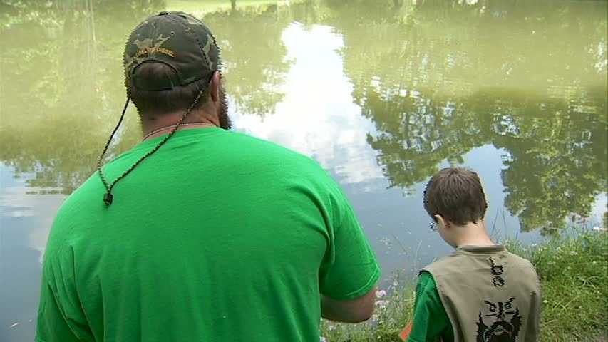 Steelers defensive lineman Keisel hosts kids for day of fishing