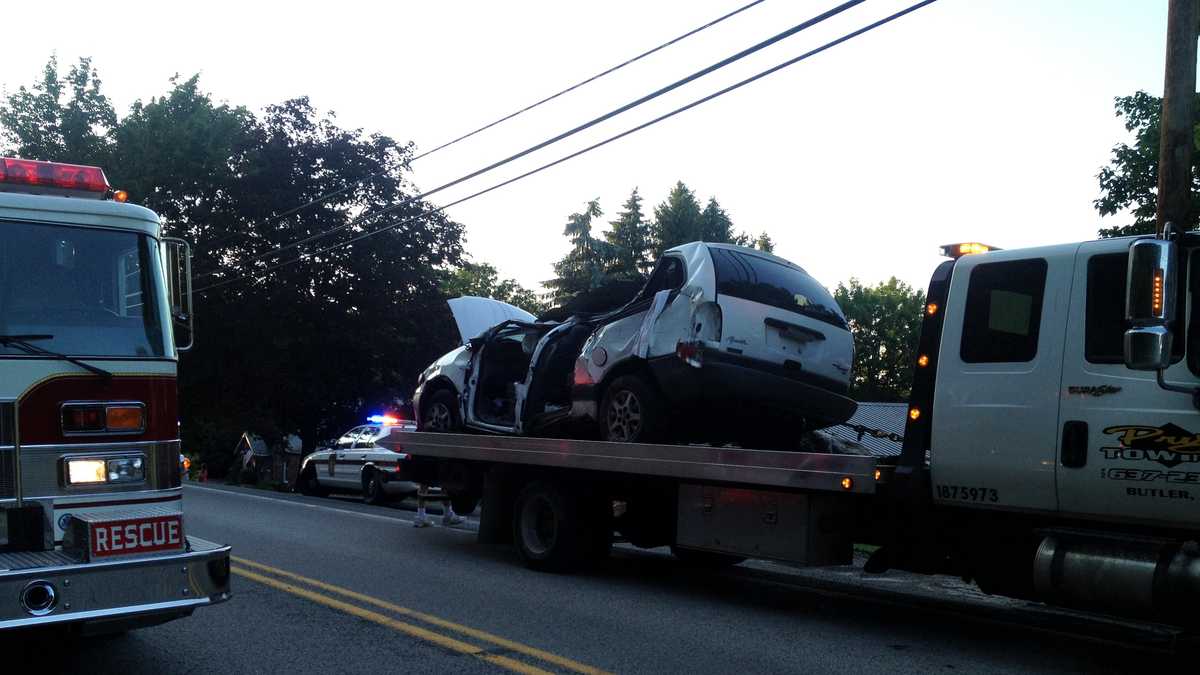 Scene photos 3 killed, 2 children injured in van crash