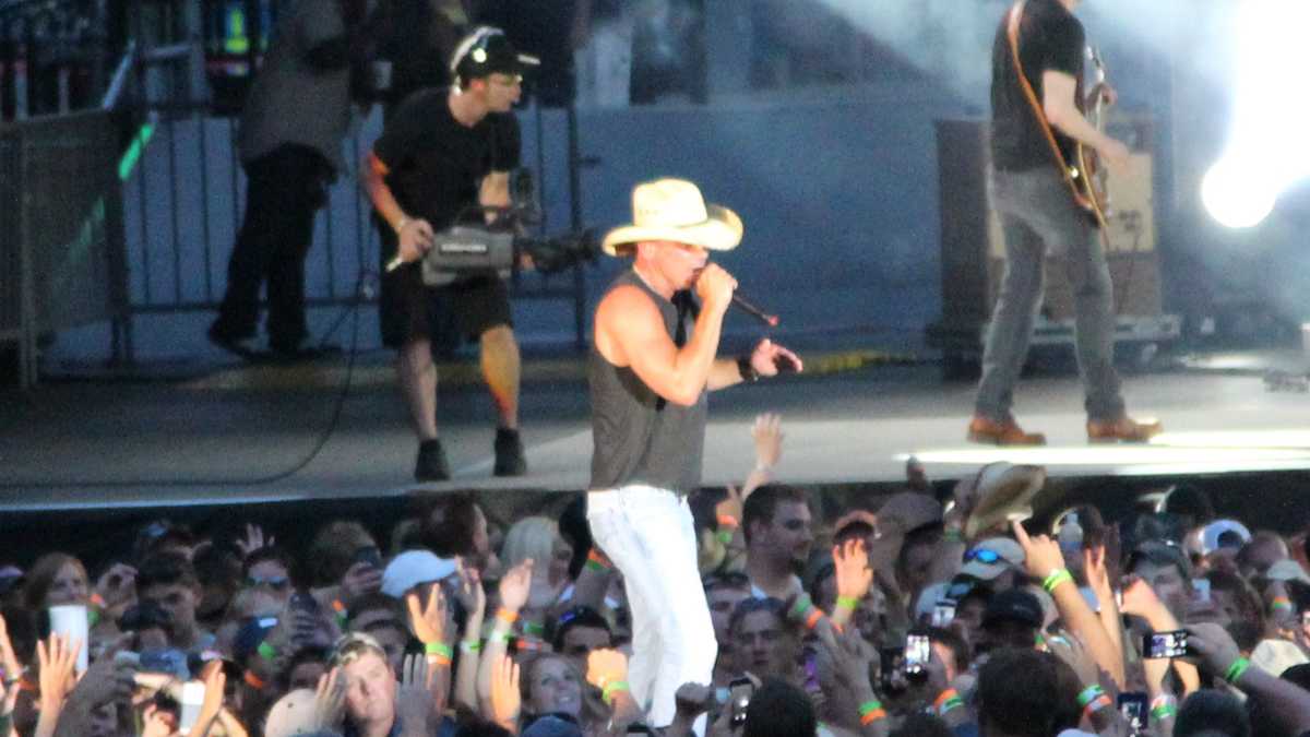 Kenny Chesney Concert Performance