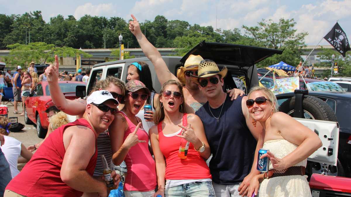 Kenny Chesney Concert: Tailgating Fans on the North Shore