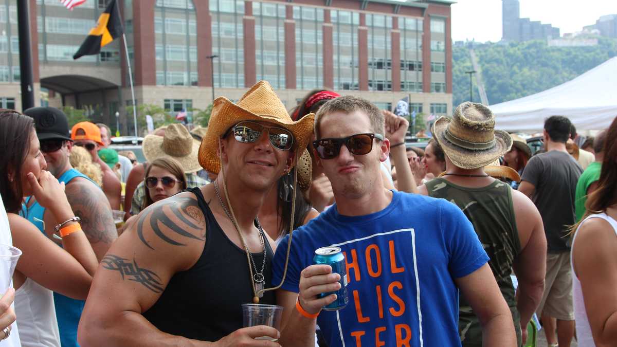 Kenny Chesney Concert: Tailgating Fans on the North Shore