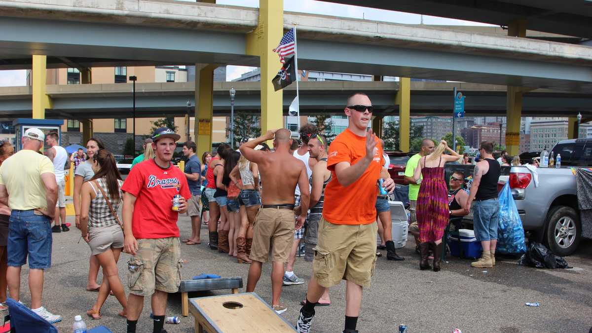 Kenny Chesney Concert Tailgating Fans on the North Shore