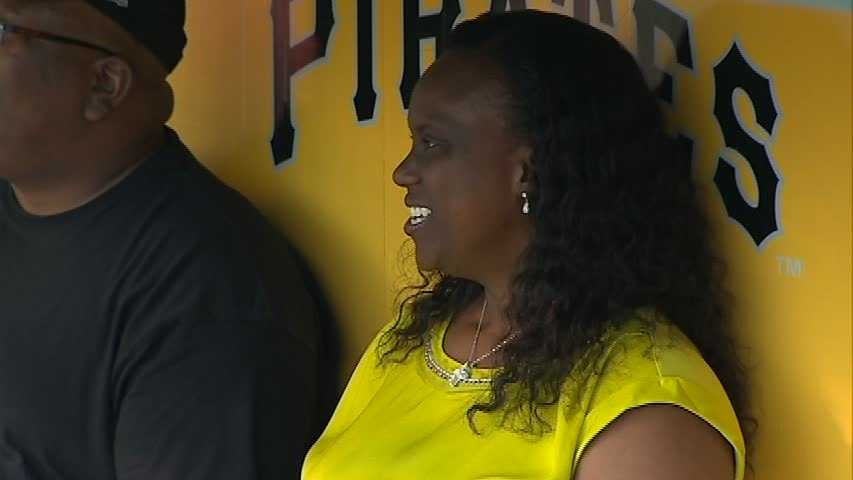 Andrew McCutchen's mom sang the national anthem before the NL Wild