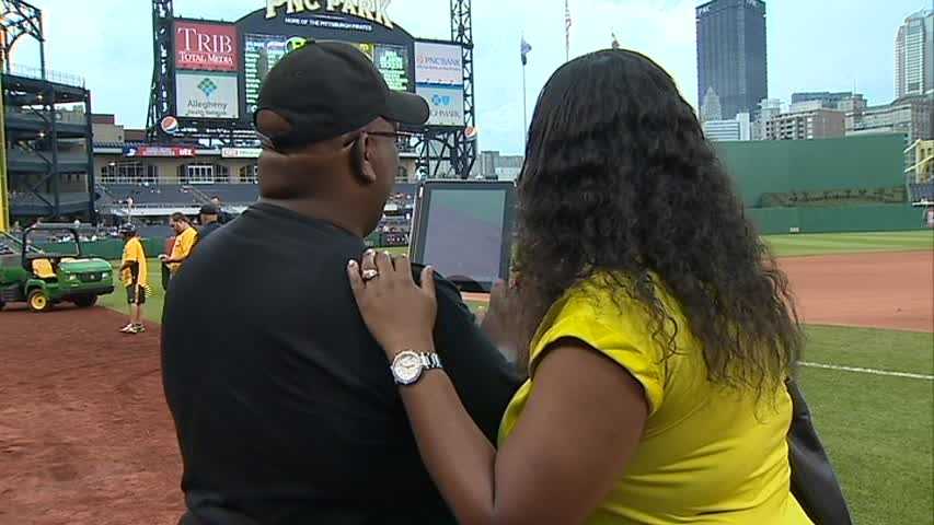 Andrew McCutchen's mom sang the national anthem before the NL Wild