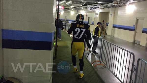 LeGarrette Blount left the field and walked to the locker room during the Steelers-Titans game.