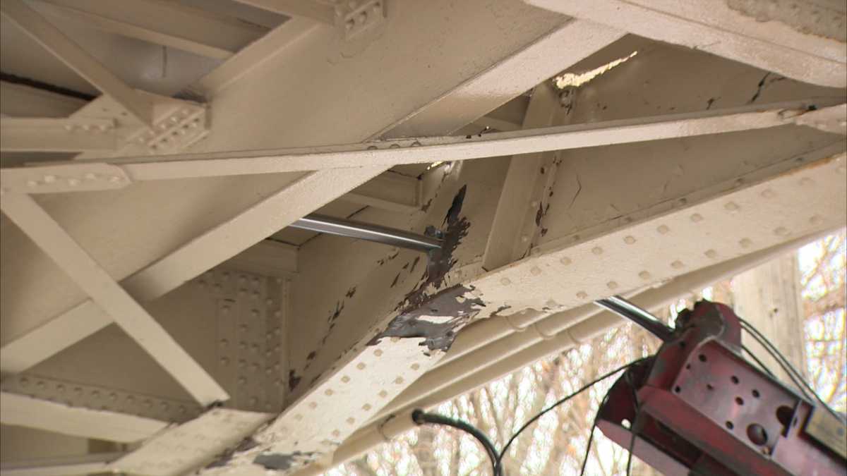 Truck hits overhead bridge in Springdale