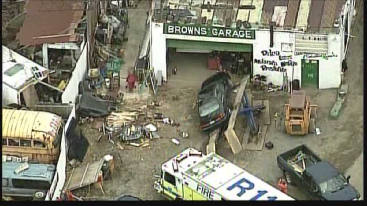 Car falls off lift at repair shop; 2 hurt