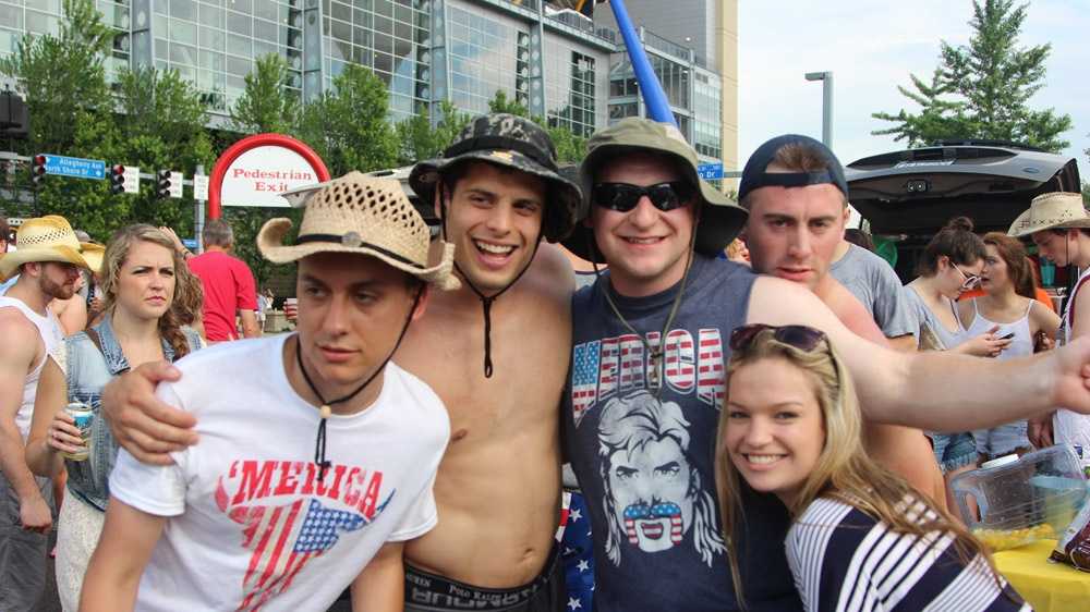 Kenny Chesney 2015: Tailgaters and party time around Heinz Field