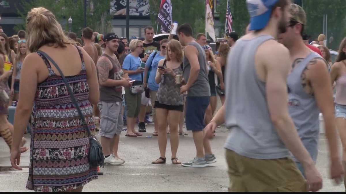 Kenny Chesney tailgaters treat parking lots better this year