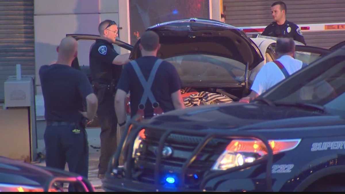 Woman leads police on downtown chase, crashes into Federal Courthouse