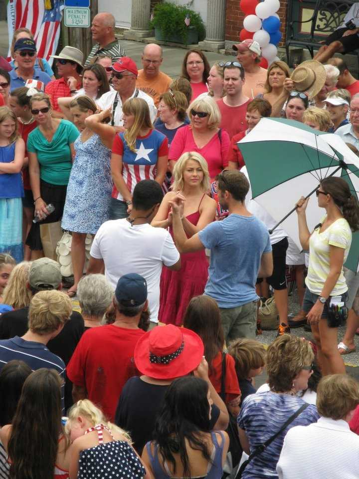 Images Julianne Hough In Nc For July 4 Parade