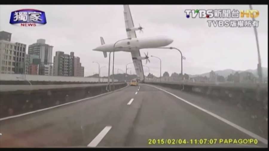 Incredible video of a TransAsia Airways plane just seconds before it crashes in Taipei, Taiwan.