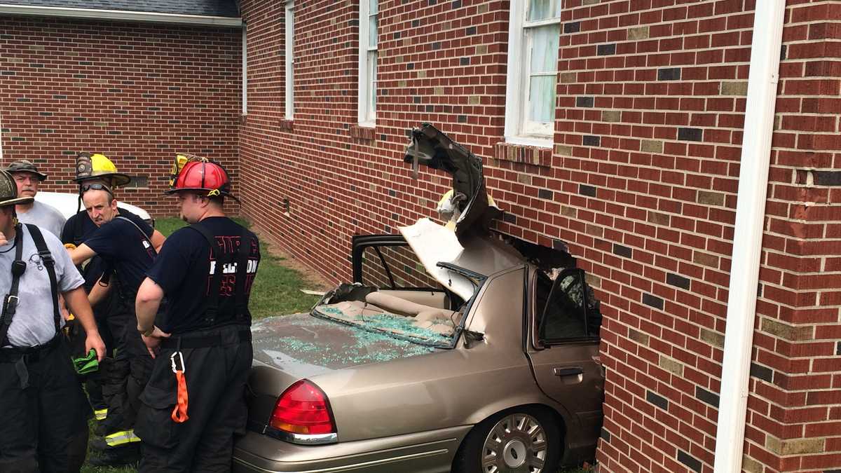Pictures Car crashes into church