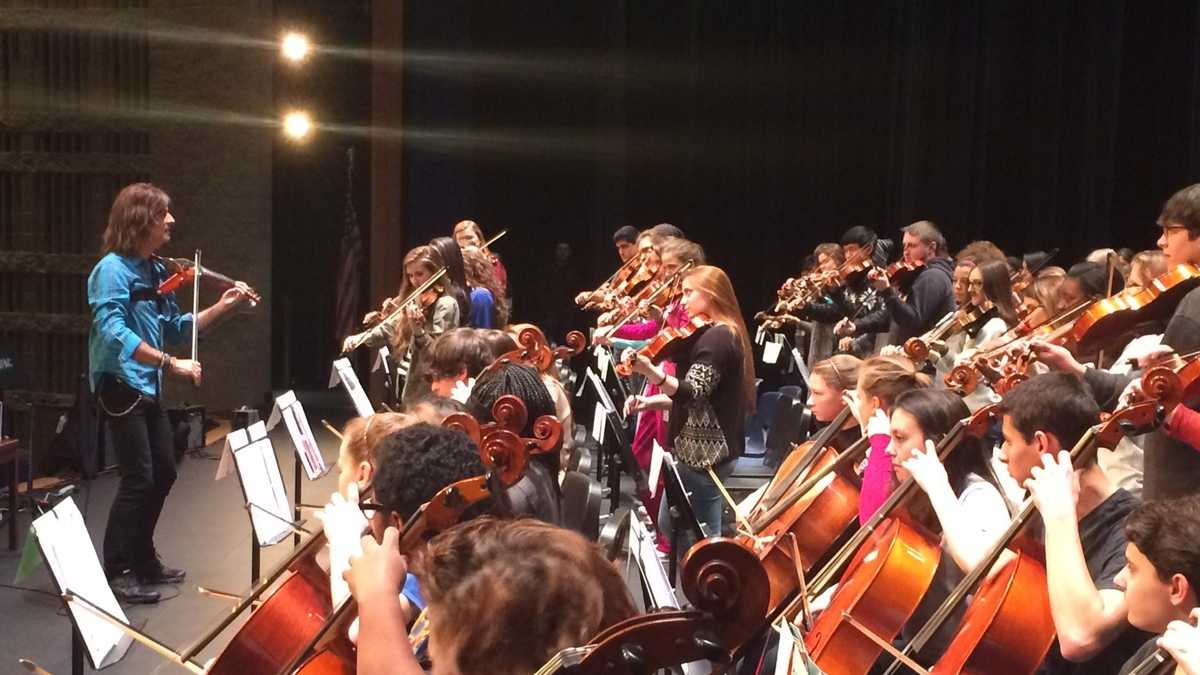 Electric violinist gives students lesson that really rocks