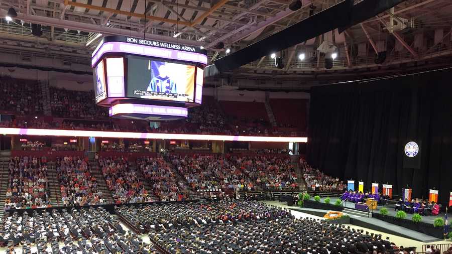 Thousands graduate from Clemson into competitive job market