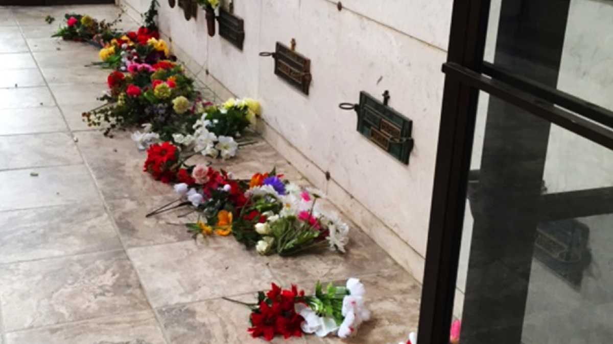 Hollister cemetery flowers tossed on ground, 120 vases stolen