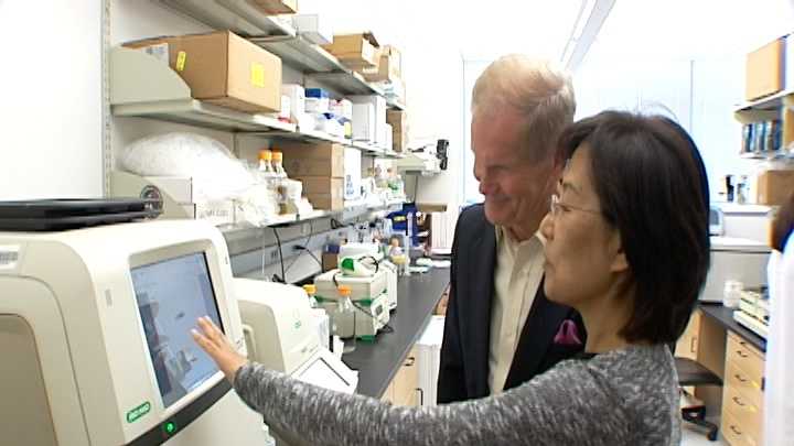 Sen. Bill Nelson visited with researchers at the Scripps Research Institute in Jupiter on Thursday, urging them to find a vaccine soon for the Zika virus.