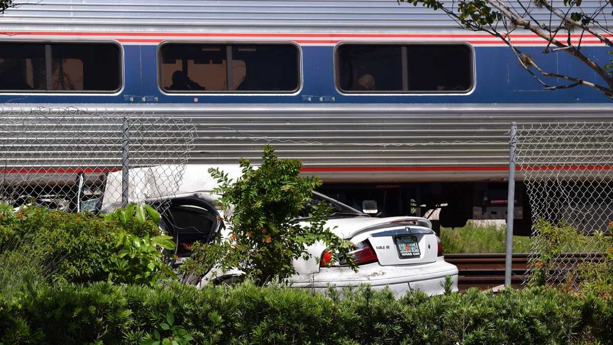 Woman struck by train in West Palm Beach