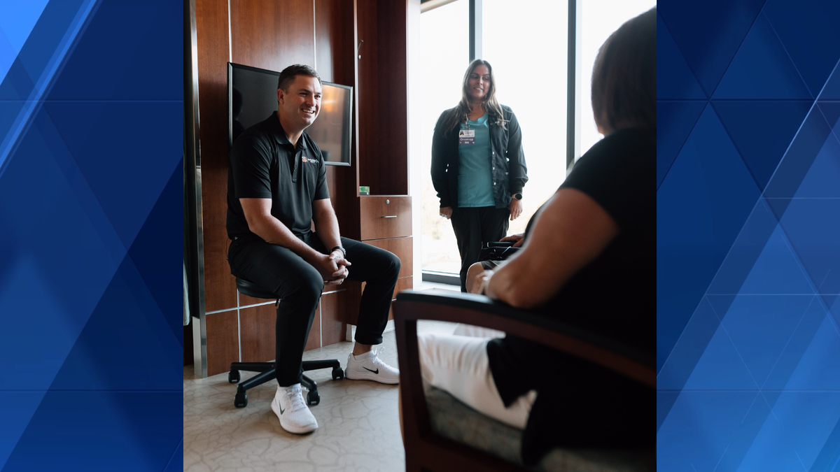 PHOTOS: Cincinnati Bengals Coach Zac Taylor visits Hamilton cancer center