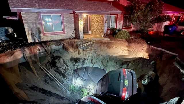 Sinkhole swallows vehicles, forces evacuations in Las Cruces