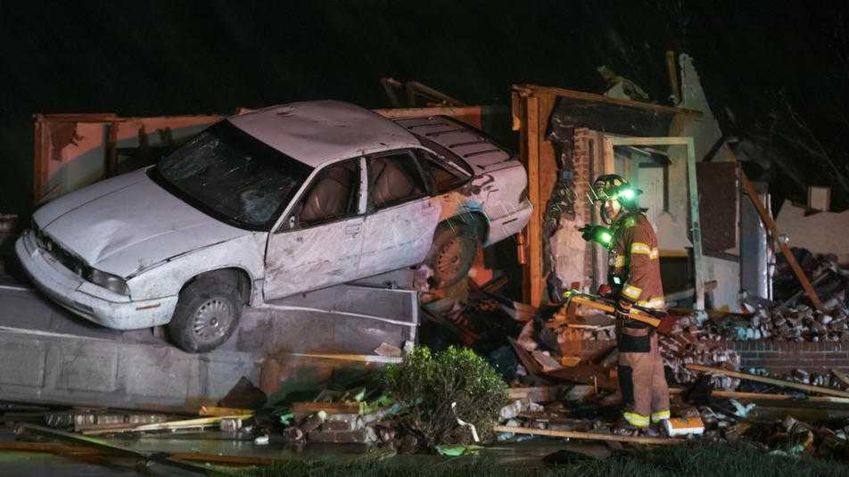 Tornado rips through Kansas; 3 students killed in crash