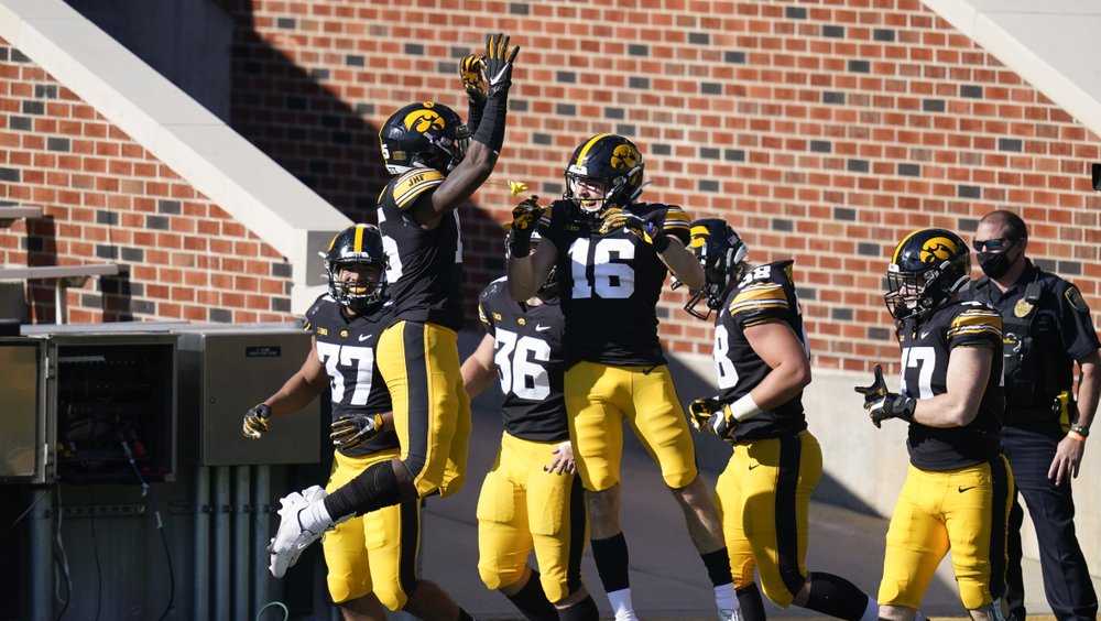 Look-alike teams meet when No. 25 Badgers visit No. 19 Iowa