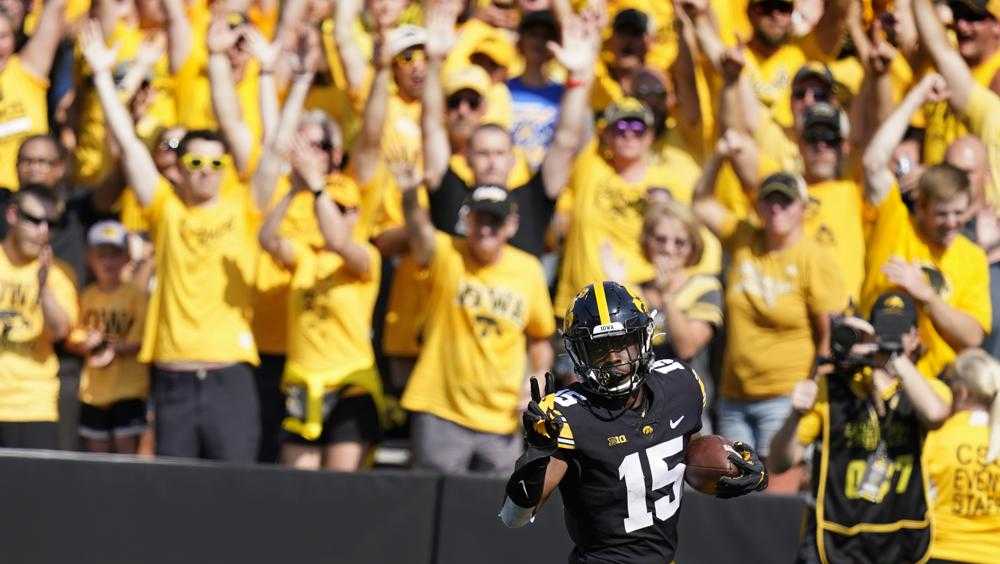 Iowa, ISU keep their AP college football rankings for another week