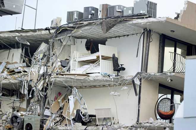 Debris&#x20;dangles&#x20;from&#x20;Champlain&#x20;Towers&#x20;South&#x20;Condo&#x20;after&#x20;the&#x20;multistory&#x20;building&#x20;partially&#x20;collapsed&#x20;Thursday,&#x20;June&#x20;24,&#x20;2021,&#x20;in&#x20;Surfside,&#x20;Fla.&#x20;&#x28;David&#x20;Santiago&#x20;&#x2F;Miami&#x20;Herald&#x20;via&#x20;AP&#x29;