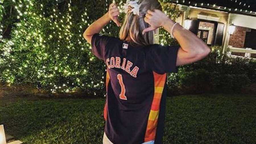 Astros super fan Devan Ohl could not pass up the opportunity to show off her team pride, even at her wedding Saturday in New Orleans. 