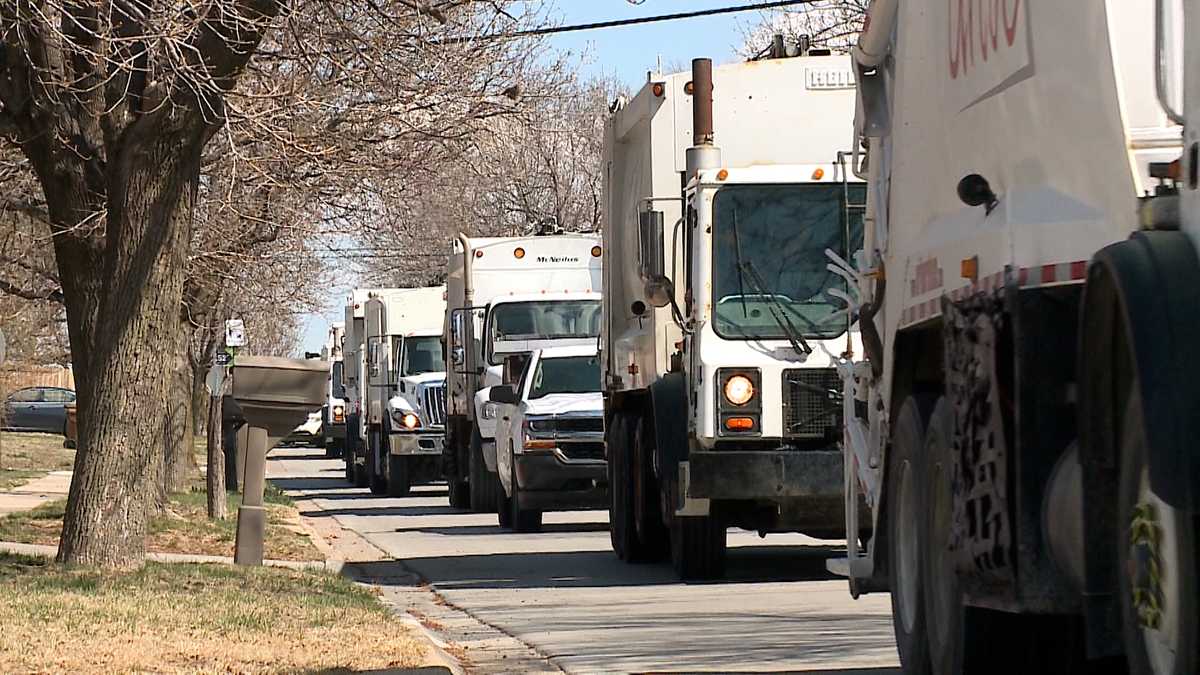 Lincoln refuse haulers pay tribute to longtime garbage man with parade