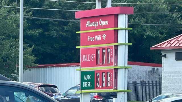 Hundreds line up for hours for $1.776 gas on Independence Day - Vimarsana News