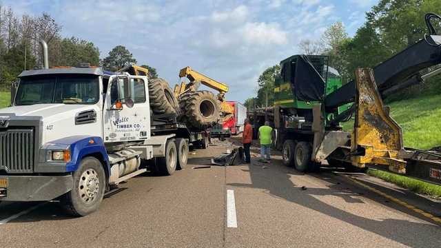 Double tractor-trailer crash blocks I-55 - Vimarsana News