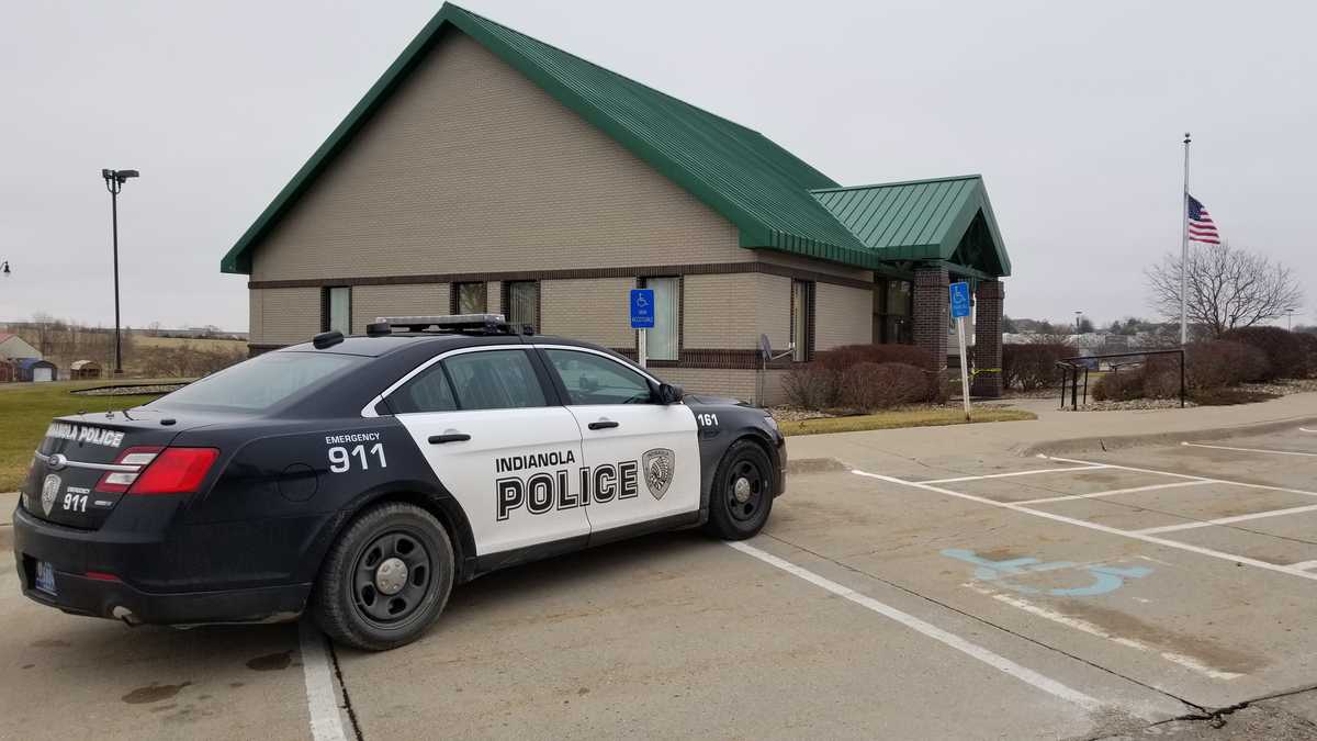 Indianola police search for armed bank robber