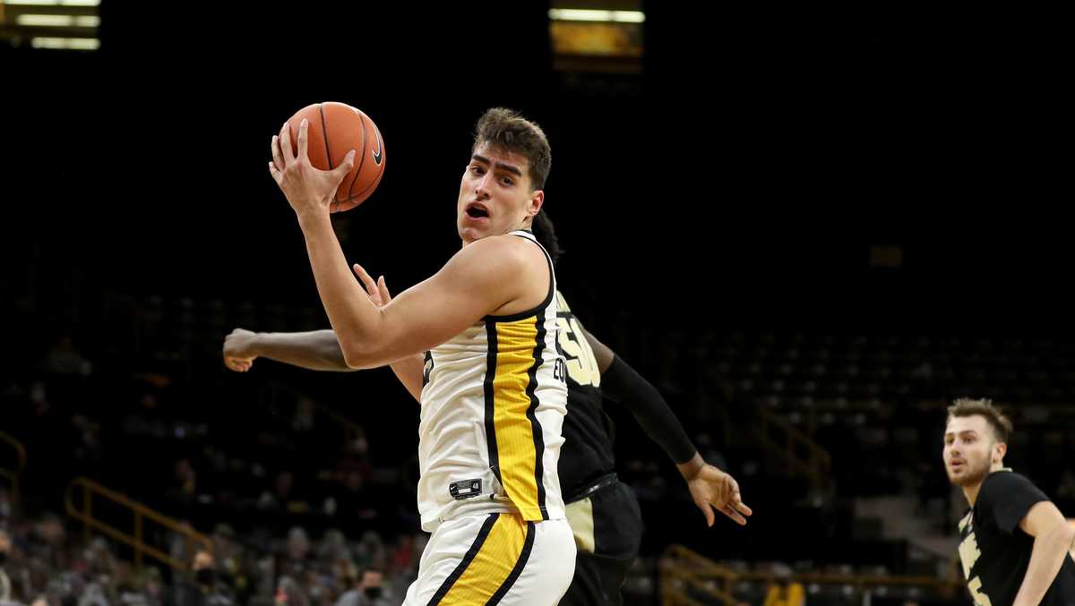 PURDUE BASKETBALL BEATS IOWA EXTENDS WIN STREAK visual data 3