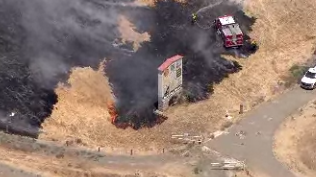 Grass fire burns off Interstate 5 and Laguna Boulevard in Sac Co. - Vimarsana News